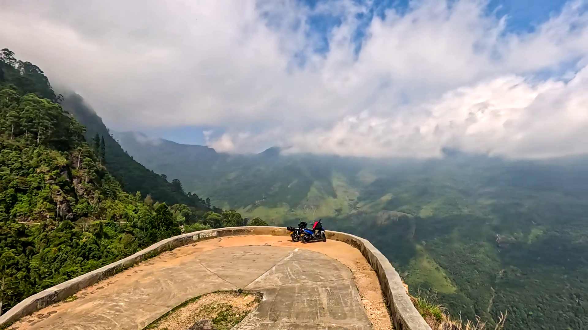Baker's Bend horseshoe-shaped viewpoint in Nonpareil Estate overlooking mountain valleys
