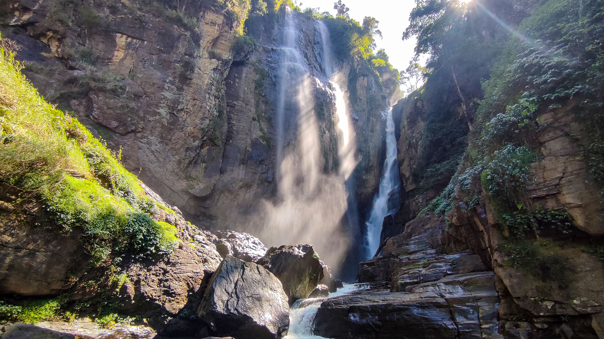 Puna Ella Falls forming a Y-shaped double cascade near Ramboda