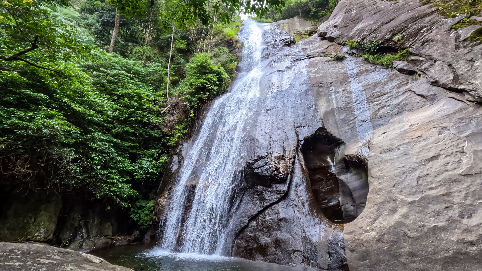Yahalathenna Waterfall flowing through rocky terrain near Kalupahana